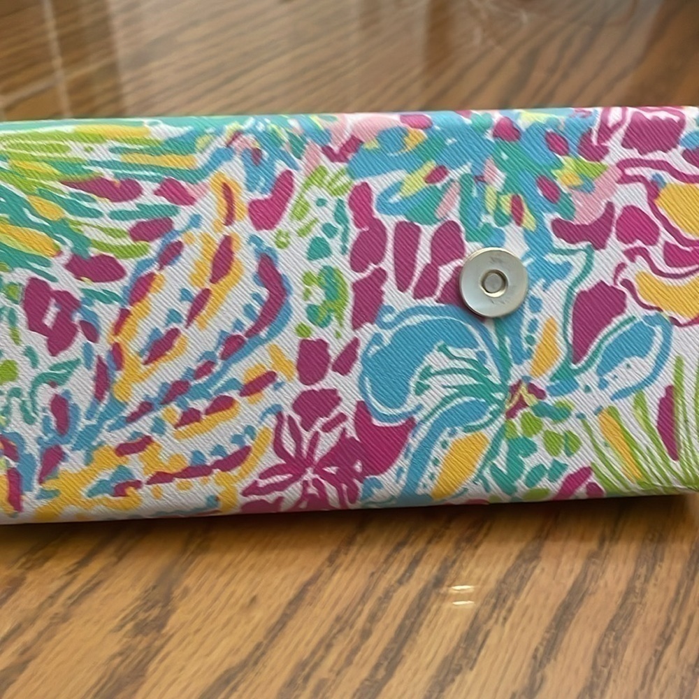 Lilly Pulitzer “It’s Always Sunny Somewhere” Folding Sunglass Case - Picture 7 of 8